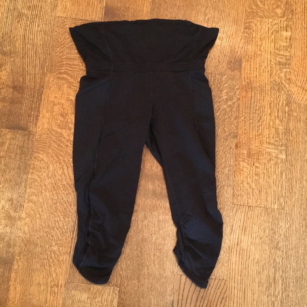Black LuLu Lemon cropped pants